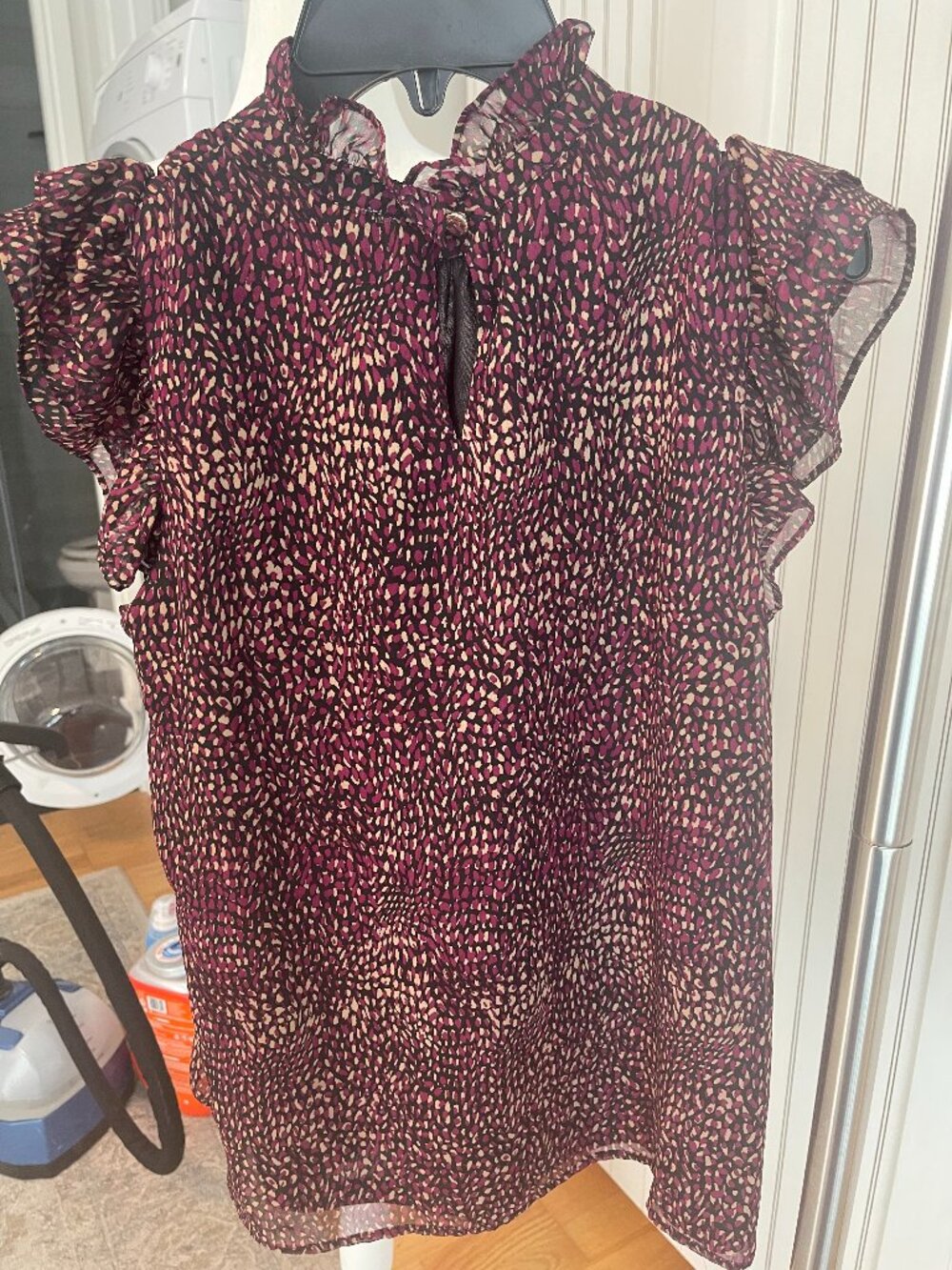 NWT Anne Klein Petite XS Burgundy Abstract Print Ruffle Neck Flutter